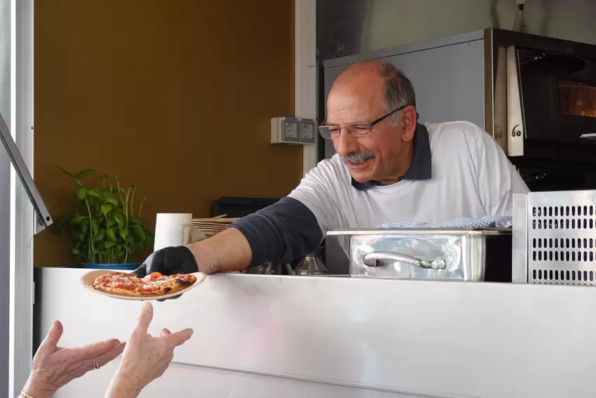 Gastronom Vito Consolo serviert aus seinem Pizza-Truck heraus.