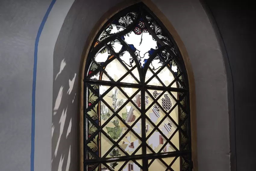 Zerstört: Fenster in der katholischen Kirche in Carlsberg.